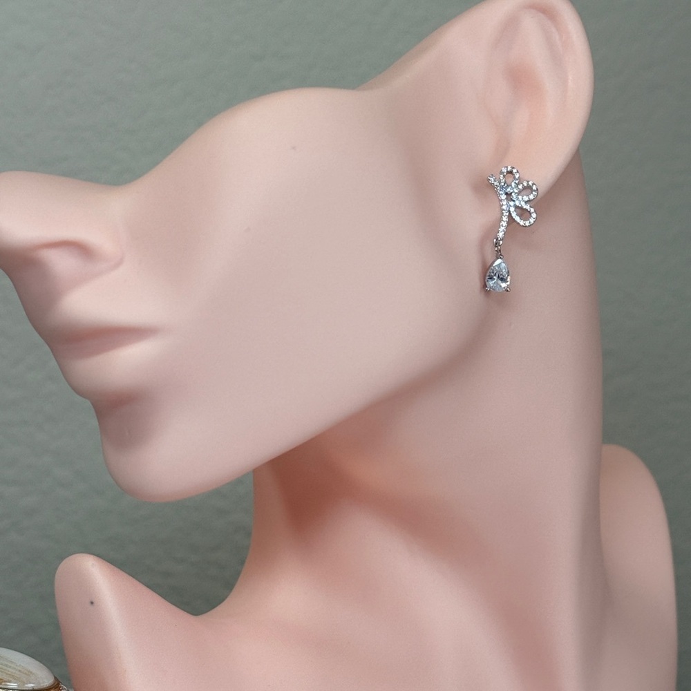 Chic Silver Crystal Teardrop Earrings - Picture 3 of 7